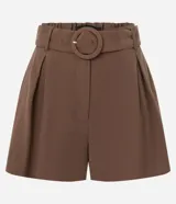 Short verde esmeralda de cintura alta, corte sastrero, con trabillas, pliegues y bolsillos. Incluye cinturón de tela con hebilla redonda.