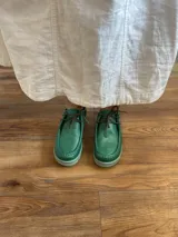 Zapatos acordonados color rojo con suela de goma.