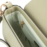 Bandolera verde de símil cuero rígido, con formato rectangular y acceso con solapa. Tiene correa regulable, herrajes dorados, un compartimento y un bolsillo interno abierto. El interior es de tela de algodón y poliéster.