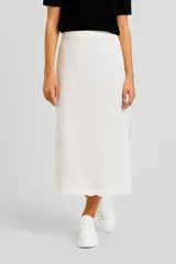 Falda midi color blanco, de lino y viscosa, con bordado en el ruedo y tajo lateral.