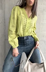 Camisa color verde pistacho con bordado calado de flores, cuello en V y mangas largas abullonadas.