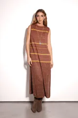 Vestido largo marrón de tejido de punto con hilos de lurex y calados. Diseño suelto y fresco, sin mangas. Ideal para el verano.