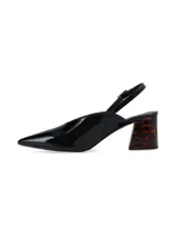 Zapato de cuero negro charol con punta fina, slingback con hebilla dorada y taco geométrico con estampado carey.