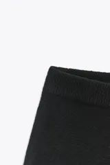Minifalda negra de punto con cintura elástica.