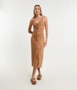 Vestido midi color marrón claro con breteles finos, escote en pico con lazo y recorte cutout, texturizado y abertura lateral.