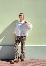 Camisa blanca de mangas 3/4 con detalles de broderie en las mangas y en el ruedo.
