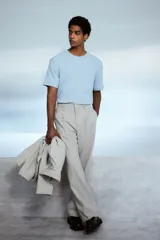Remera celeste de punto texturizado, corte recto y cuello redondo.