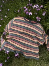 Sweater tejido en mezcla de hilo con lurex, con diseño crop oversize, calce relajado y hombro caído.