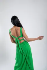 Vestido largo verde neón con espalda descubierta y arnés de ecocuero.