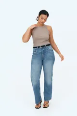 Musculosa color topo de punto de algodón acanalado, de corte entallado con cuello redondo y ribete fino en escote y sisas.