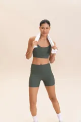 Top deportivo color ladrillo, con tirantes finos cruzados en la espalda, escote redondo y almohadillas removibles. Fabricado con tejido reciclado Fit Green®.