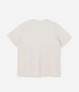 Remera color beige de corte alargado, cuello redondo y mangas cortas. Estampado frontal con una mariposa azul rodeada de elementos celestiales.