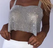 Top plateado de metal con strass, escote cuadrado y tirantes finos. Se ajusta con cadena en la espalda.