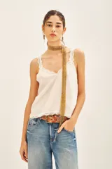 Top bretelero azul oscuro con escote en V, ribetes de puntilla a tono en escote, breteles y sisas. Presenta tachas termo adhesivas distribuidas en el frente.