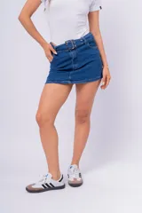 Minifalda de jean azul con cinturón con hebilla metálica.