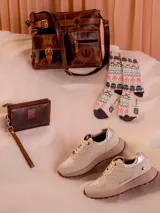 Zapatillas urbanas color beige con detalles plateados en el talón y logo de Star Wars en la lengüeta.