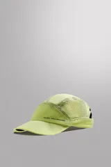 Gorra deportiva color verde lima confeccionada en tejido técnico perforado, con visera y ajuste elástico en la parte posterior.