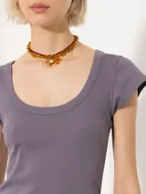 Remera blanca de algodón pima con escote en U, mangas cortas y logo bordado en la espalda.