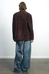 Blazer marrón de piel de ante, con cuello solapa, manga larga, bolsillos con solapa en el delantero y forro interior combinado.