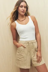 Short color beige de tiro alto, tipo safari, con elástico en la cintura, cordones ajustables y bolsillos laterales grandes.