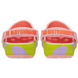 Zuecos Crocs Classic Clog con diseño de Patricio Estrella de Bob Esponja, color rosa con detalles en verde y lila. Incluyen charms Jibbitz temáticos y texto en la correa trasera.