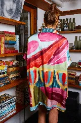 Camisola corta de seda estampada con cuello camisero, calce holgado y mangas cortas.