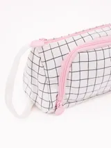 Cartuchera rectangular de tela blanca con estampado de cuadrícula negra. Posee doble cierre con tiradores de cordón elástico rosa y un dije de corazón rosa. Incluye un parche central con texto.