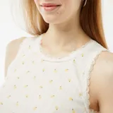 Camiseta de tirantes corta color blanco, de punto pointelle con estampado de limones y detalle de encaje en el cuello y sisas.