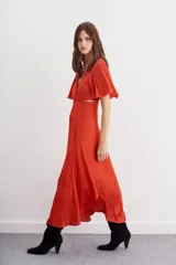 Vestido midi color ladrillo, con escote en V, mangas cortas acampanadas, nudo en la cintura y aberturas laterales.