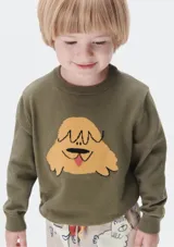 Buzo verde con estampa de perro amarillo.