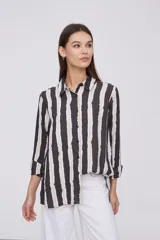 Camisa de manga larga con estampado a rayas verticales en tonos negro, blanco y verde claro.
