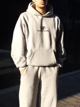 Hoodie gris de algodón con capucha y bolsillo canguro.