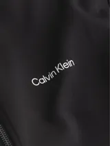 Buzo negro Calvin Klein con cierre frontal, capucha con cordón ajustable, bolsillos laterales y logo pequeño bordado en el pecho.