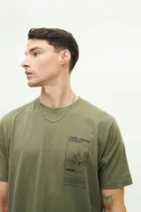 Remera verde militar de manga corta con estampado en el pecho.