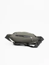 Riñonera negra de poliéster con correa ajustable y cierre de cremallera.