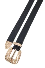 Cinturón negro con hebilla metálica con textura.