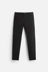 Pantalón chino negro skinny fit confeccionado en tejido con mezcla de algodón y elasticidad. Bolsillos frontales y traseros de vivo. Cierre frontal con cremallera y botón.