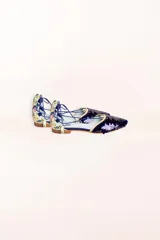 Bailarinas con puntera y talón a contraste, lentejuelas en verde y morado, raso estampado, cordón azul y borla estampada.