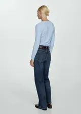 Cárdigan celeste de punto fino con cuello en pico, cierre frontal con botones y manga larga.