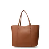 Bolso tote color marrón con textura símil cuero, doble asa de hombro y logo de la marca grabado en el frente. Incluye un bolso interno desmontable.
