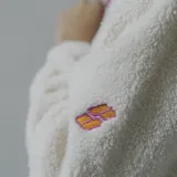 Buzo verde militar de sherpa con corte a la altura del pecho en tela lisa y cierre con cremallera amarilla.