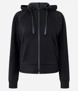Campera deportiva verde esmeralda de modal, con capucha ajustable con cordón, cierre frontal con cremallera y bolsillos laterales.