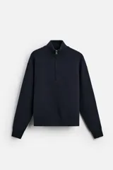 Jersey azul marino de punto suave, corte regular, cuello alto con cremallera frontal, manga larga y terminaciones en rib.