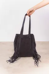 Bolso tote de cuero gamuza color azul con flecos largos en los laterales y doble asa de hombro.