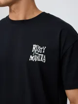 Remera negra de algodón con estampado blanco en el frente y la espalda con el logo de la marca Rusty.