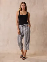 Pantalón capri de lino estampado marca Dash, con pretina ancha elastizada y bolsillos inclinados en la parte delantera.
