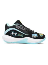 Zapatillas deportivas de caña baja color negro con detalles en celeste y blanco. Presentan parches decorativos con motivos de baloncesto.