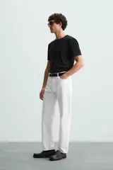 Camiseta marrón de corte slim fit, confeccionada en tejido de algodón con elasticidad, cuello redondo y manga corta.