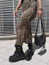 Falda midi de modal elastizado con estampado animal print.