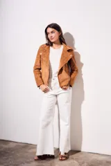 Campera marrón de gamuza sintética, estilo biker con cierre cruzado y cuello con solapas.